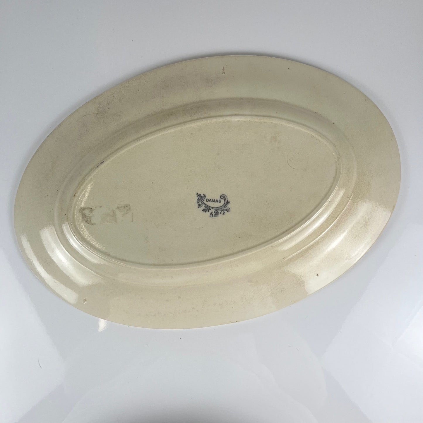 Grand plat ovale terre de fer, modele "Damas" par Sarreguemines, fin XIXe, gris-noir