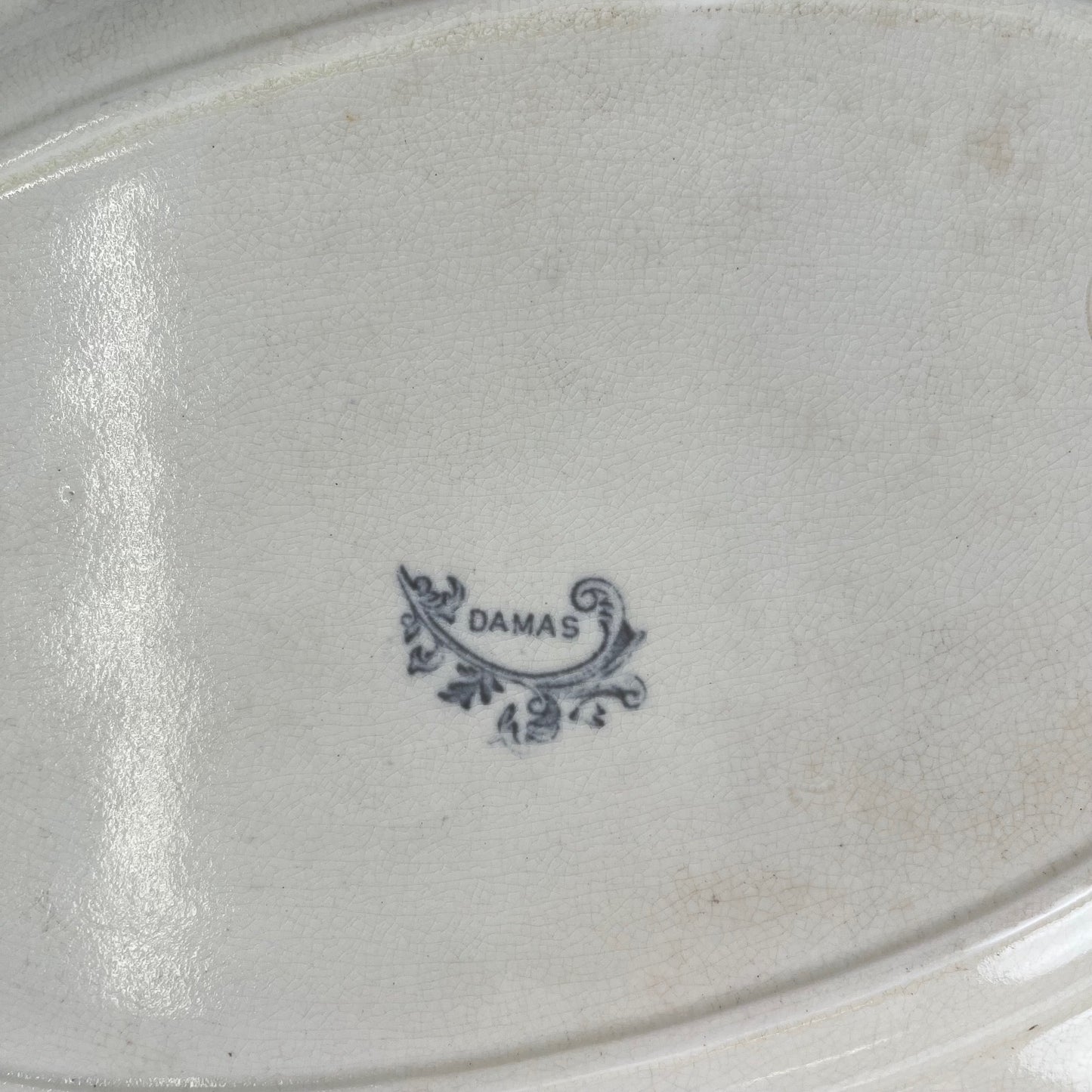 Grand plat ovale terre de fer, modele "Damas" par Sarreguemines, fin XIXe, gris-noir