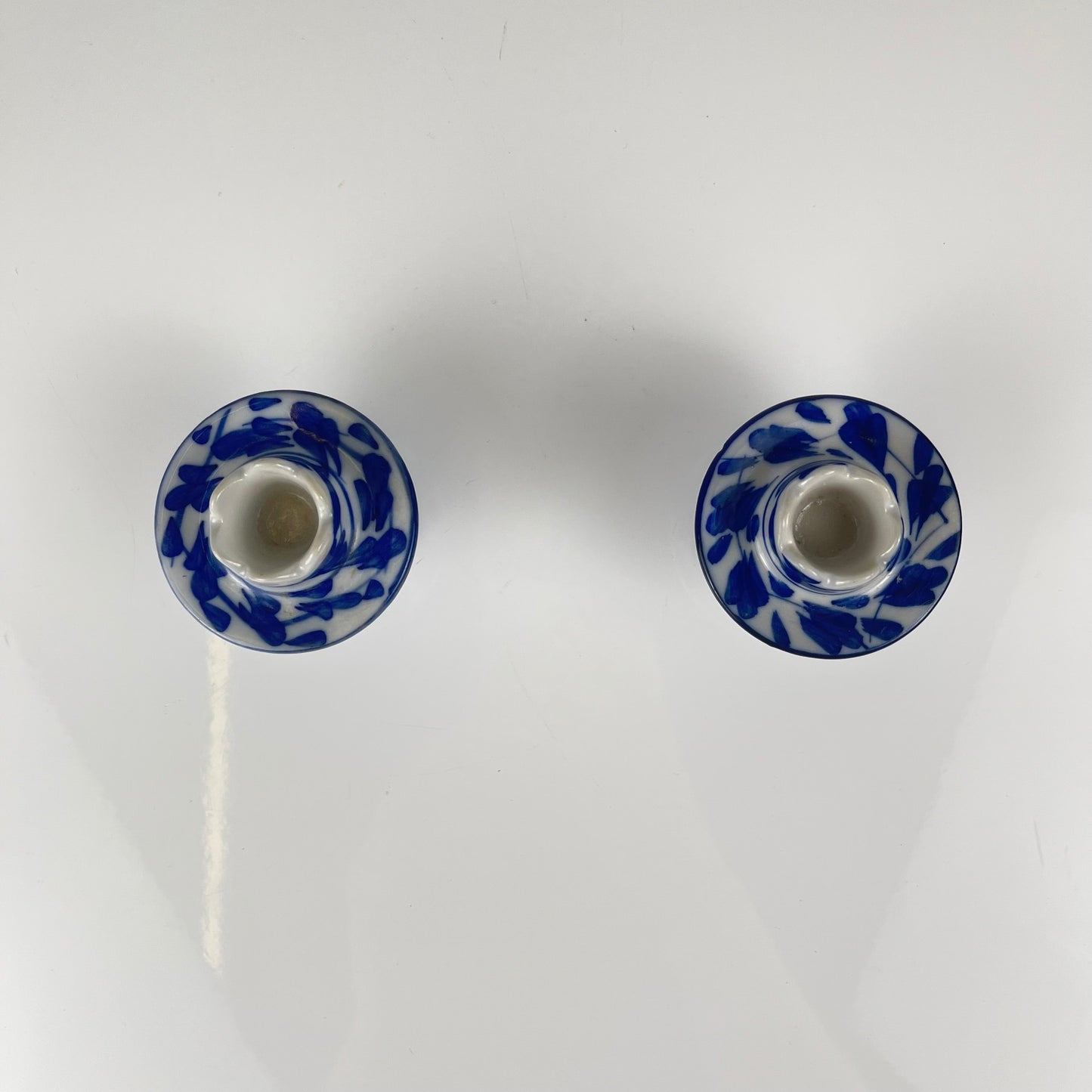 Set de 2 bougeoirs en porcelaine bleu et blanche, XXe