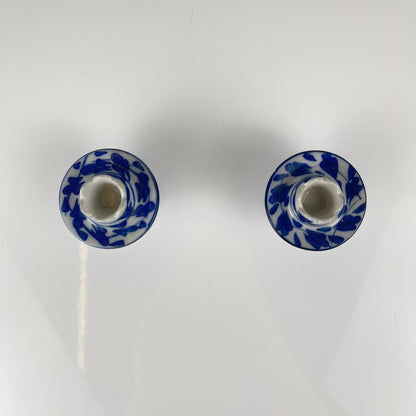 Set de 2 bougeoirs en porcelaine bleu et blanche, XXe