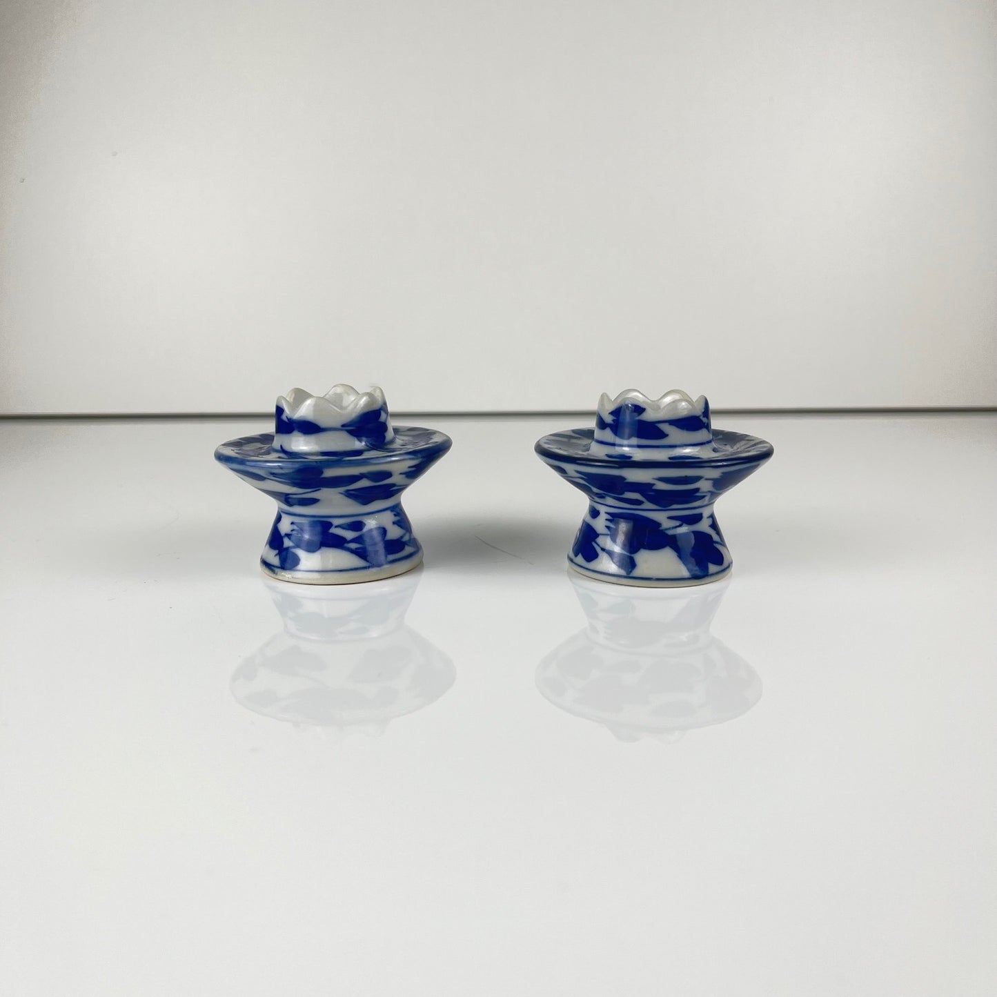 Set de 2 bougeoirs en porcelaine bleu et blanche, XXe