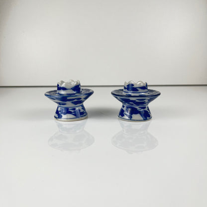 Set de 2 bougeoirs en porcelaine bleu et blanche, XXe