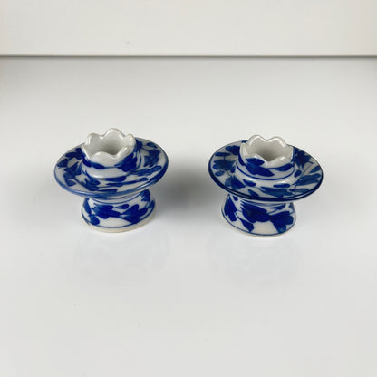 Set de 2 bougeoirs en porcelaine bleu et blanche, XXe