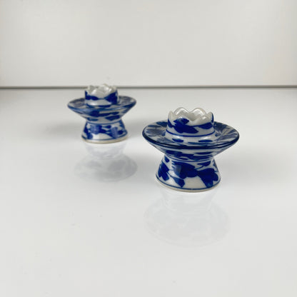 Set de 2 bougeoirs en porcelaine bleu et blanche, XXe