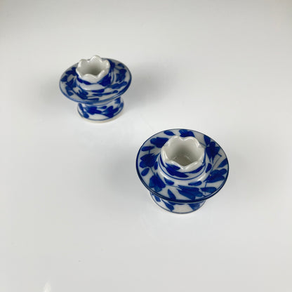 Set de 2 bougeoirs en porcelaine bleu et blanche, XXe