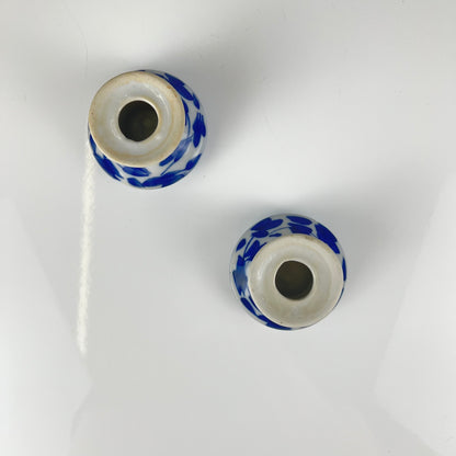 Set de 2 bougeoirs en porcelaine bleu et blanche, XXe