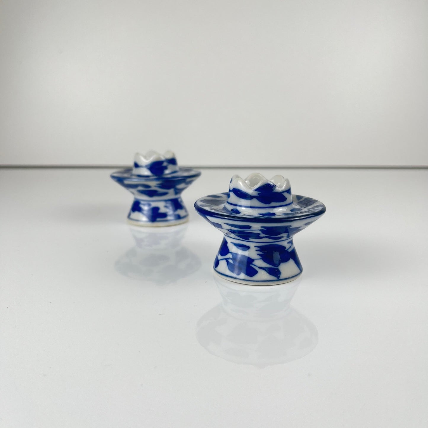 Set de 2 bougeoirs en porcelaine bleu et blanche, XXe