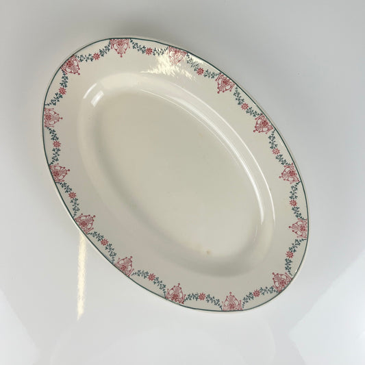 Plat oval Longwy, motif à guirlande rose et vert, début XXe s.