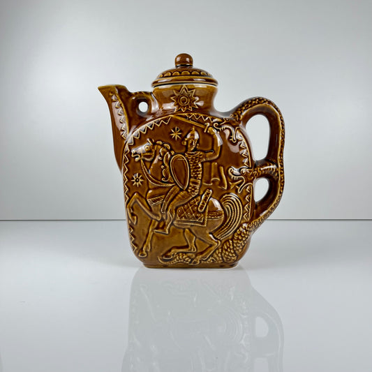 Théière / pichet décoratif en faïence décor Saint Georges et le dragon, Europe de l’Est, 1950–1970