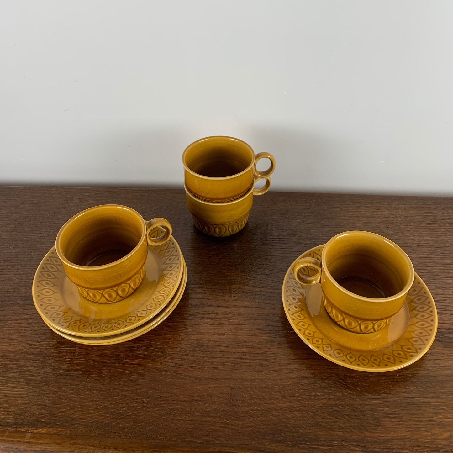 Ensemble de 4 tasses et soucoupes vintages ocre