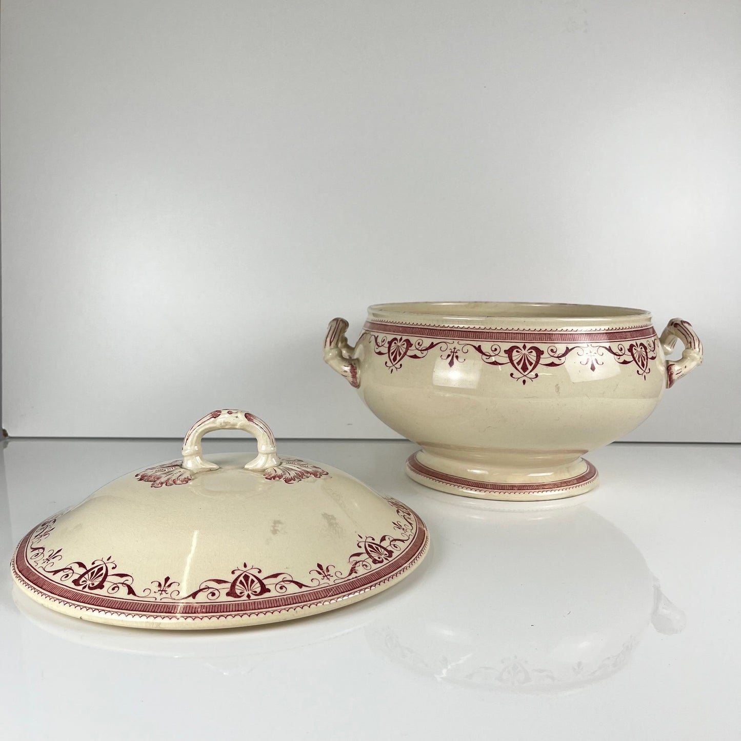Soupière Terre de fer Creil & Montereau, modele "Amiral", rouge, XIXeme s.