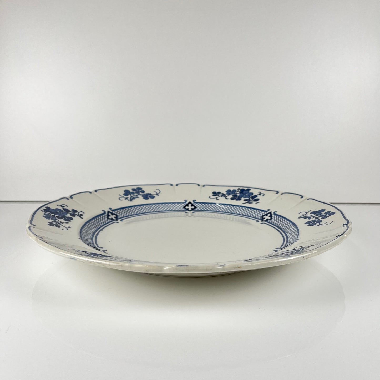 Large round platter, Terre de Fer KG Lunéville, "Jane" pattern, blue, 1890-1915