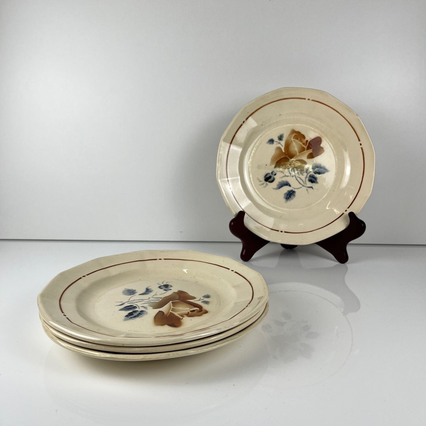 Set of 4 Sarreguemines Dinner Plates, floral pattern, first half of the 20th century