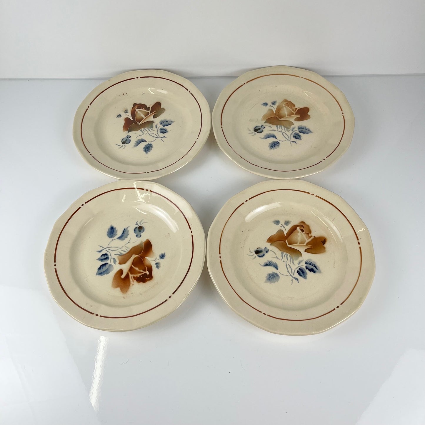 Set of 4 Sarreguemines Dinner Plates, floral pattern, first half of the 20th century