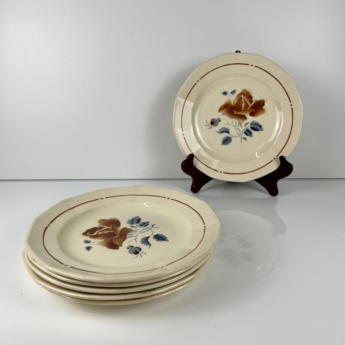 Set of 6 Sarreguemines Dinner Plates with floral pattern, first half of the 20th century