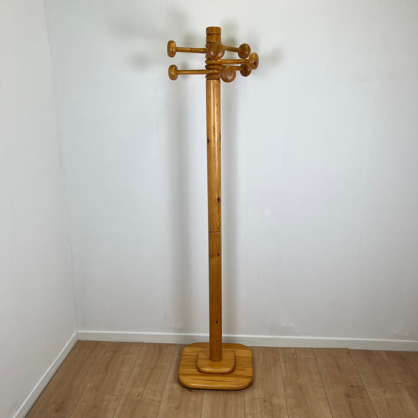 Rare Porte manteau sur pied en pin avec bras articulé , 1970/80 MCM