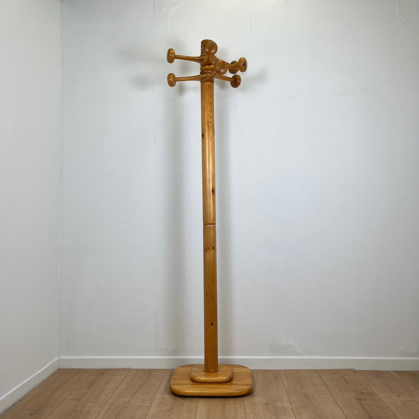 Rare Porte manteau sur pied en pin avec bras articulé , 1970/80 MCM