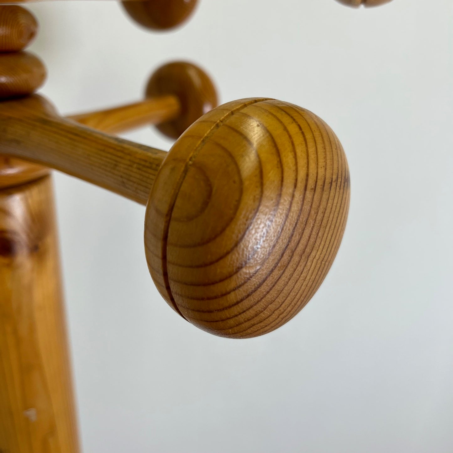 Rare Porte manteau sur pied en pin avec bras articulé , 1970/80 MCM