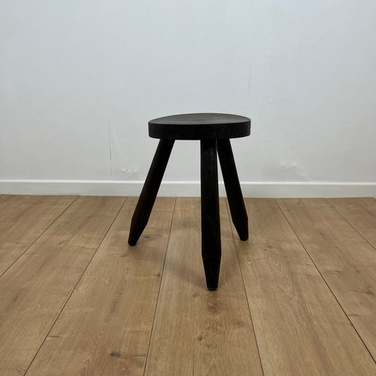 Petit tabouret tripode brutaliste en bois massif