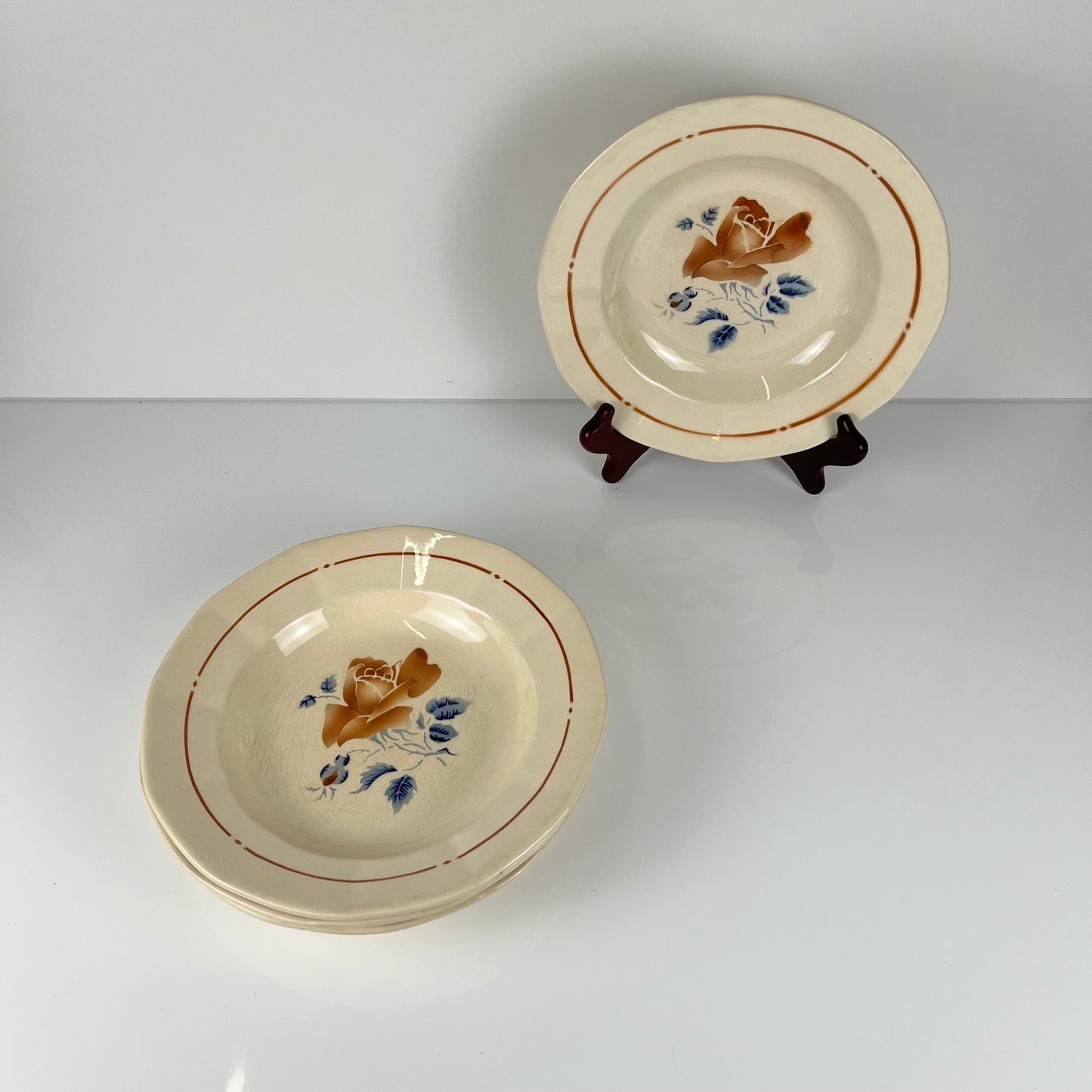 Set de 4 Assiettes creuses Sarreguemines motif fleur , première moitié du XXe siècle