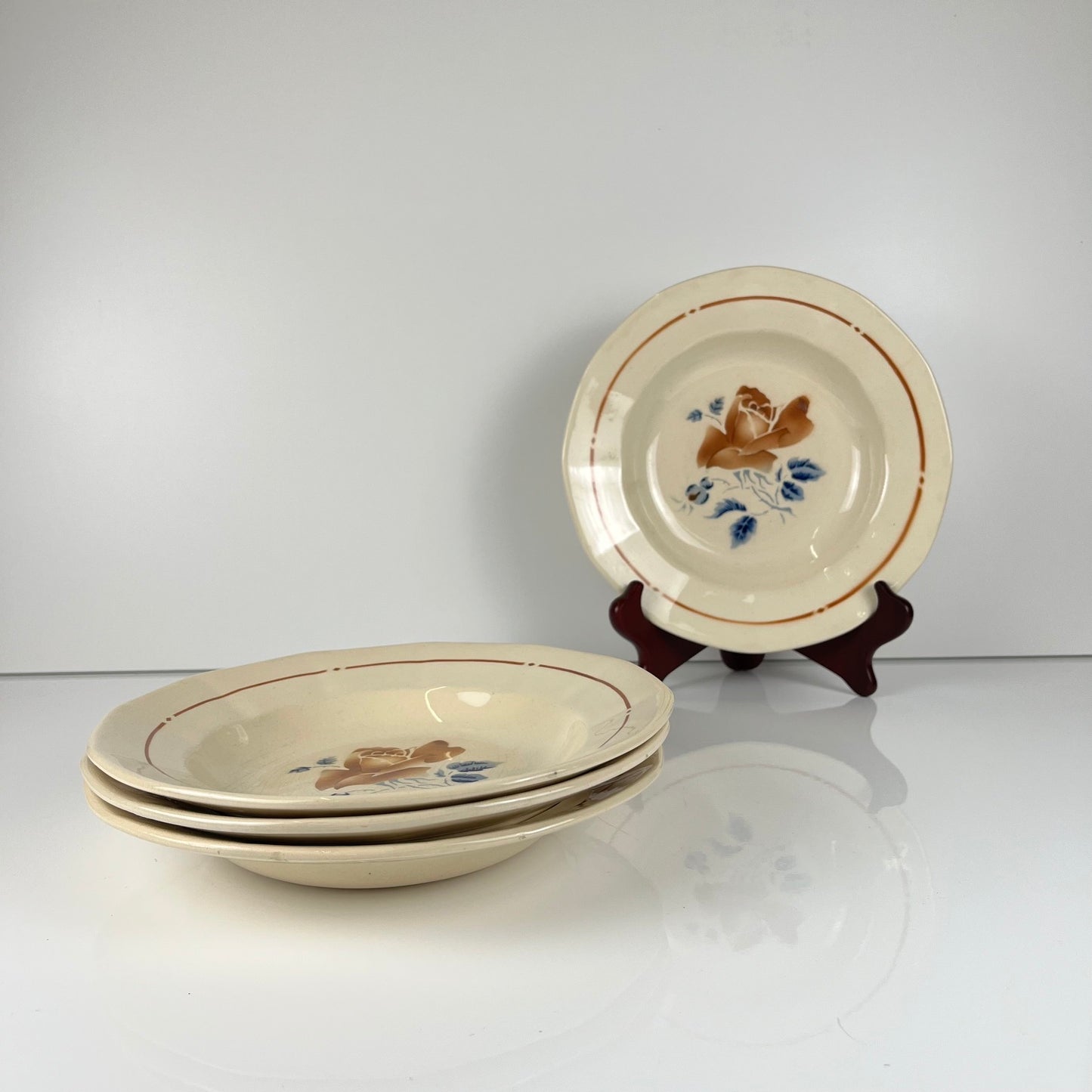 Set de 4 Assiettes creuses Sarreguemines motif fleur , première moitié du XXe siècle