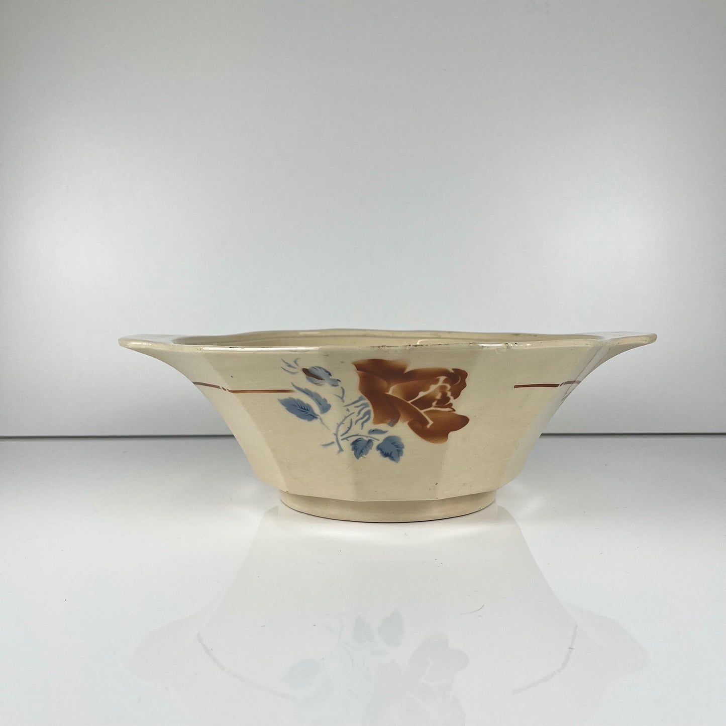 Saladier / Soupière sans couvercle  Sarreguemines motif fleur , première moitié du XXe siècle