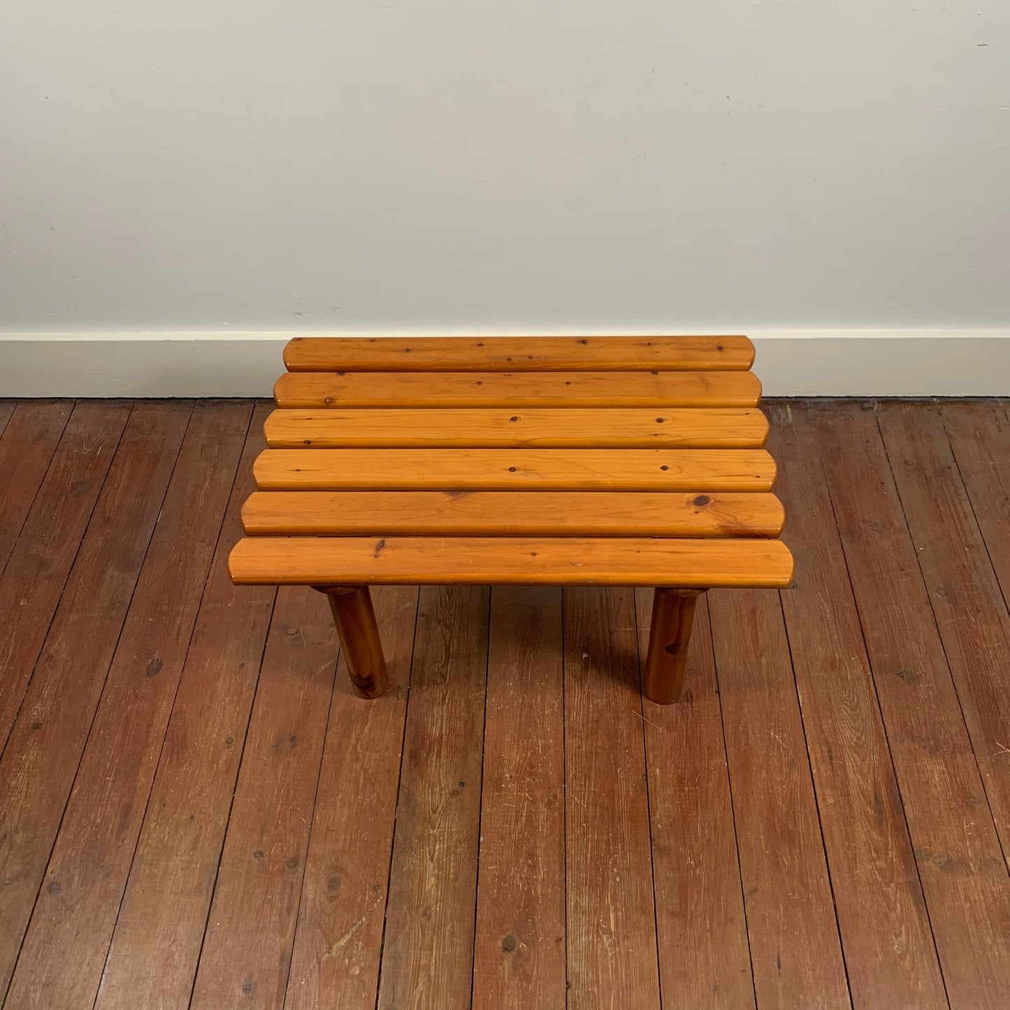 Petite table basse en pin massif, dans le style de Rainer Daumillier