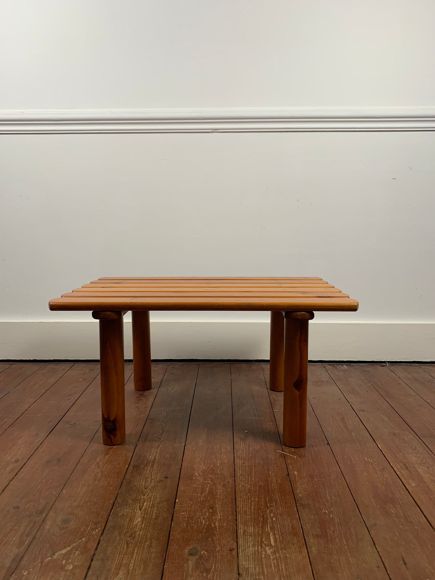 Petite table basse en pin massif, dans le style de Rainer Daumillier