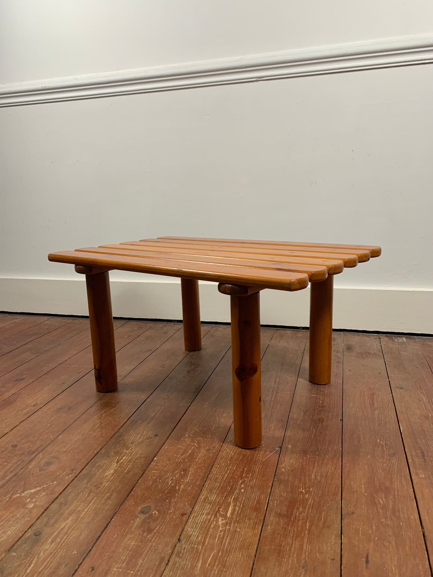 Petite table basse en pin massif, dans le style de Rainer Daumillier