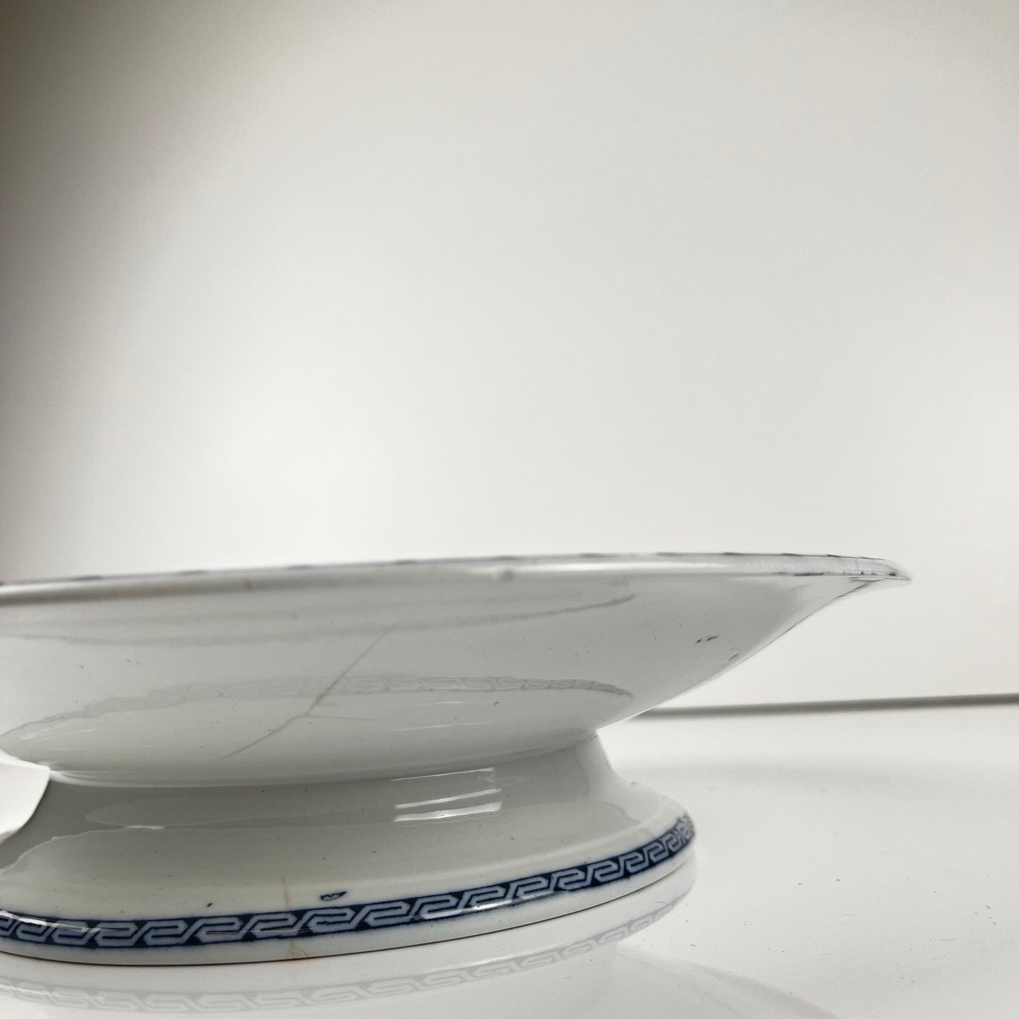Compotier bas sur piédouche "Butterfly" bleu par Minton & co, Angleterre, XIXe