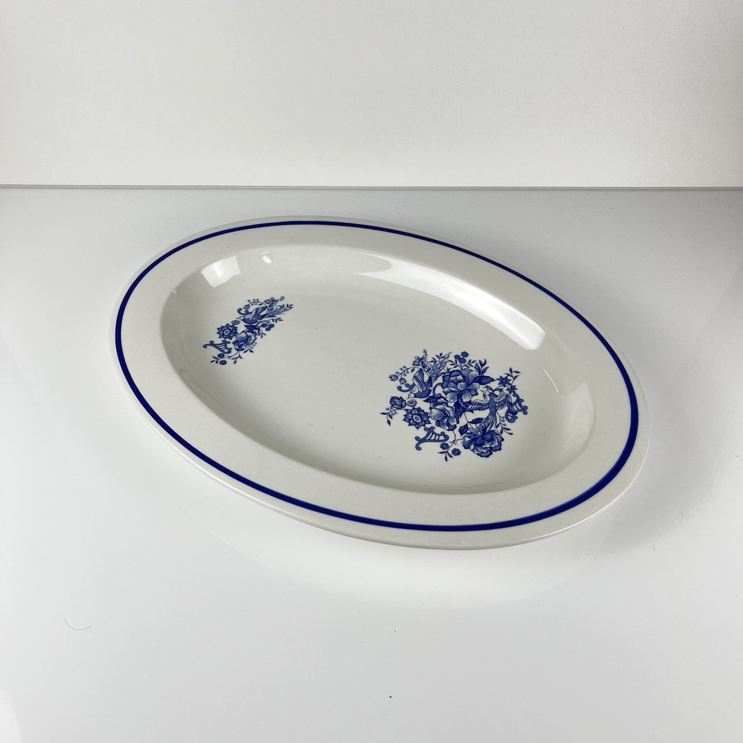 Grand plat ovale blanc & bleu, motif oiseau et fleur
