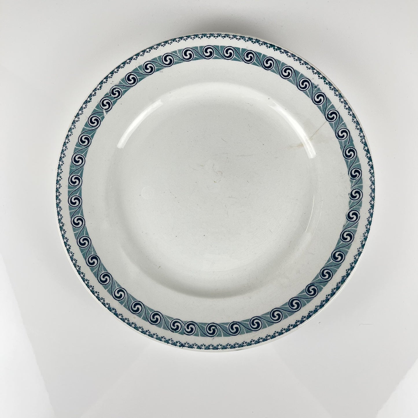 Grand plat rond "Rachel" Moulins des loups & Hamage, terre de fer