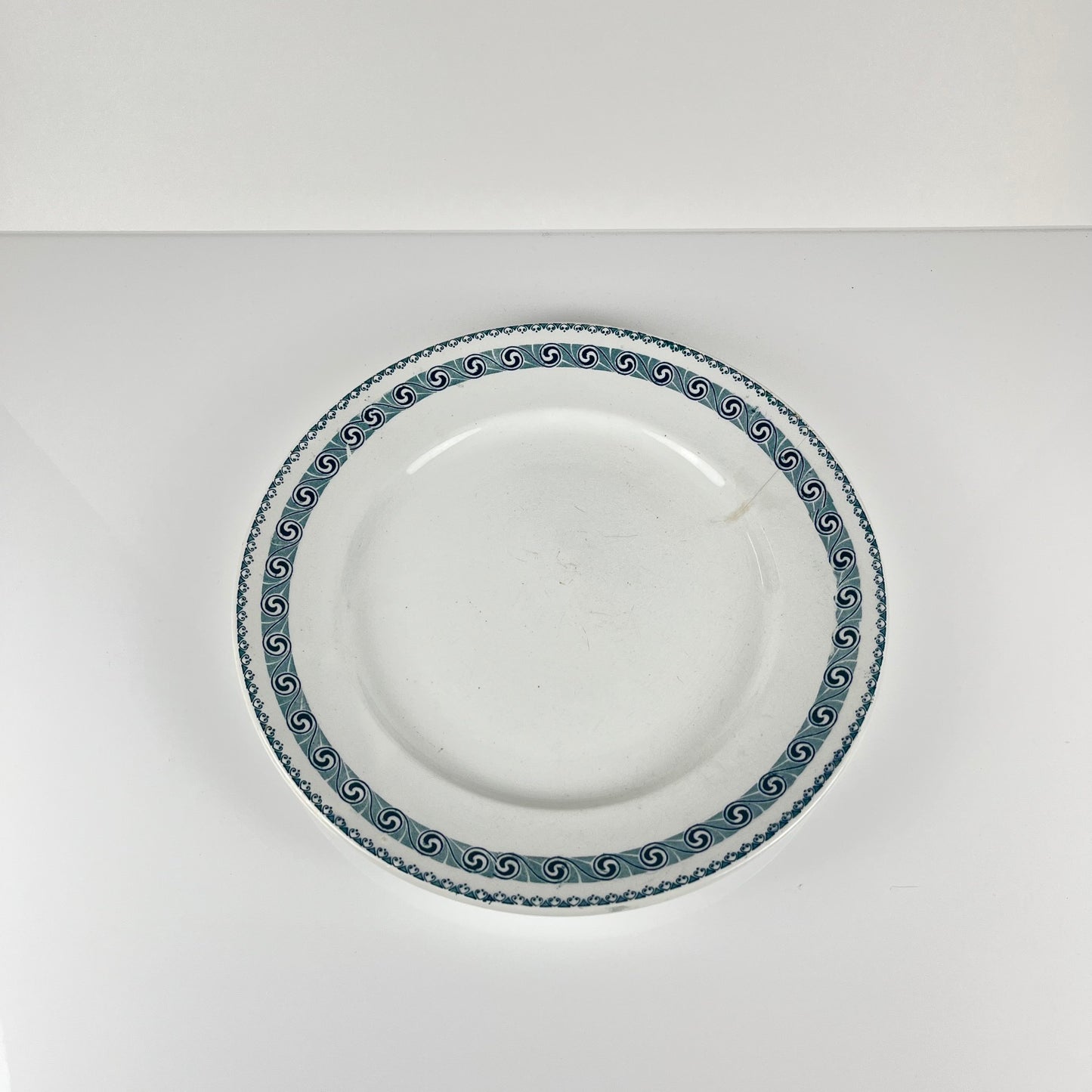 Grand plat rond "Rachel" Moulins des loups & Hamage, terre de fer