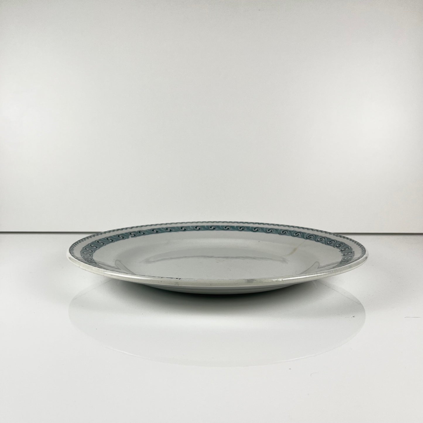 Grand plat rond "Rachel" Moulins des loups & Hamage, terre de fer