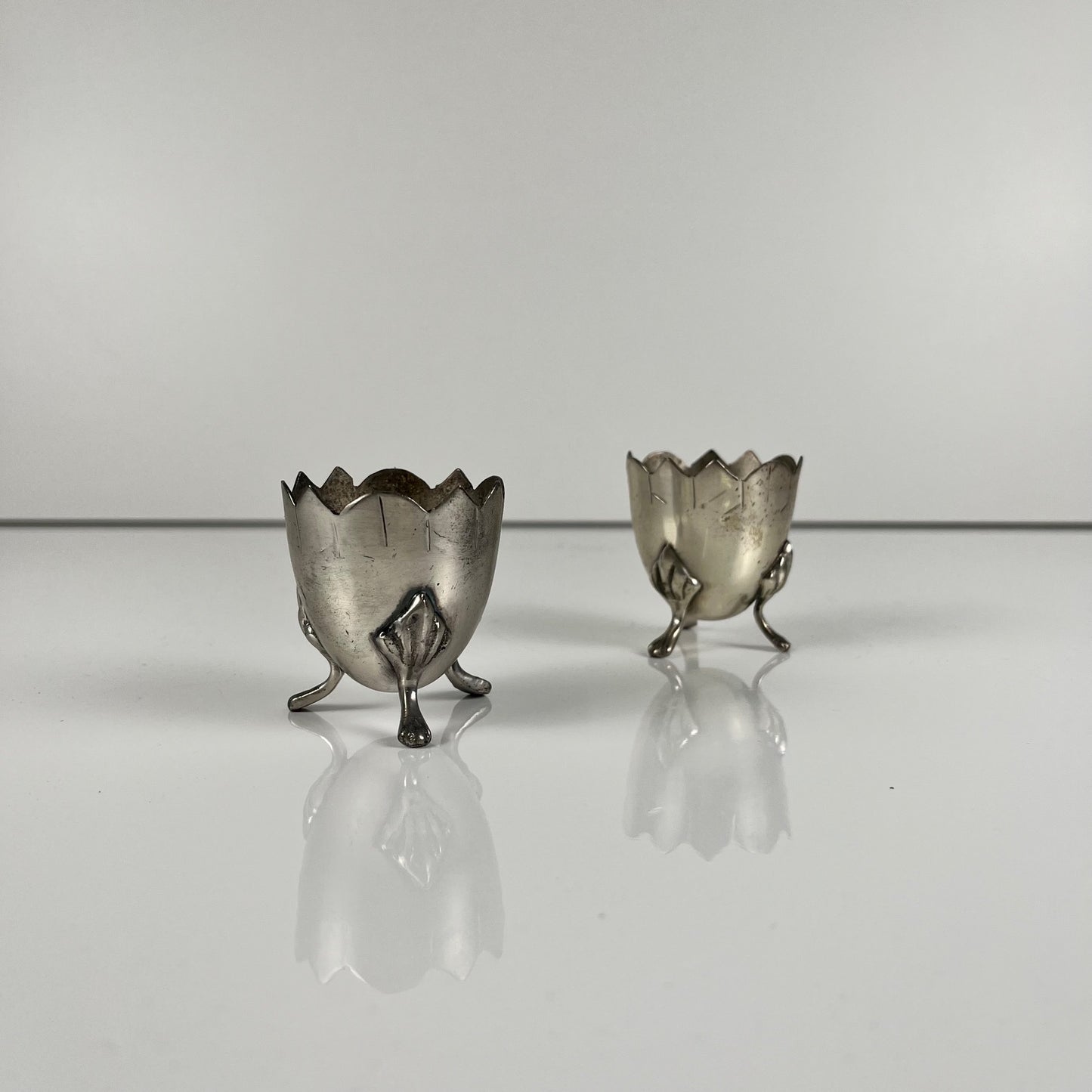 Pair of antique tripod egg cups in nickel silver, Art Nouveau style, circa 1900-1925