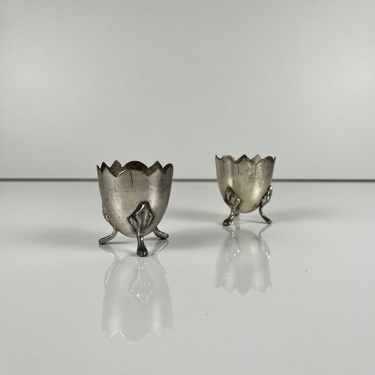 Paire de coquetiers anciens tripodes en maillechort, style Art Nouveau, vers 1900-1925