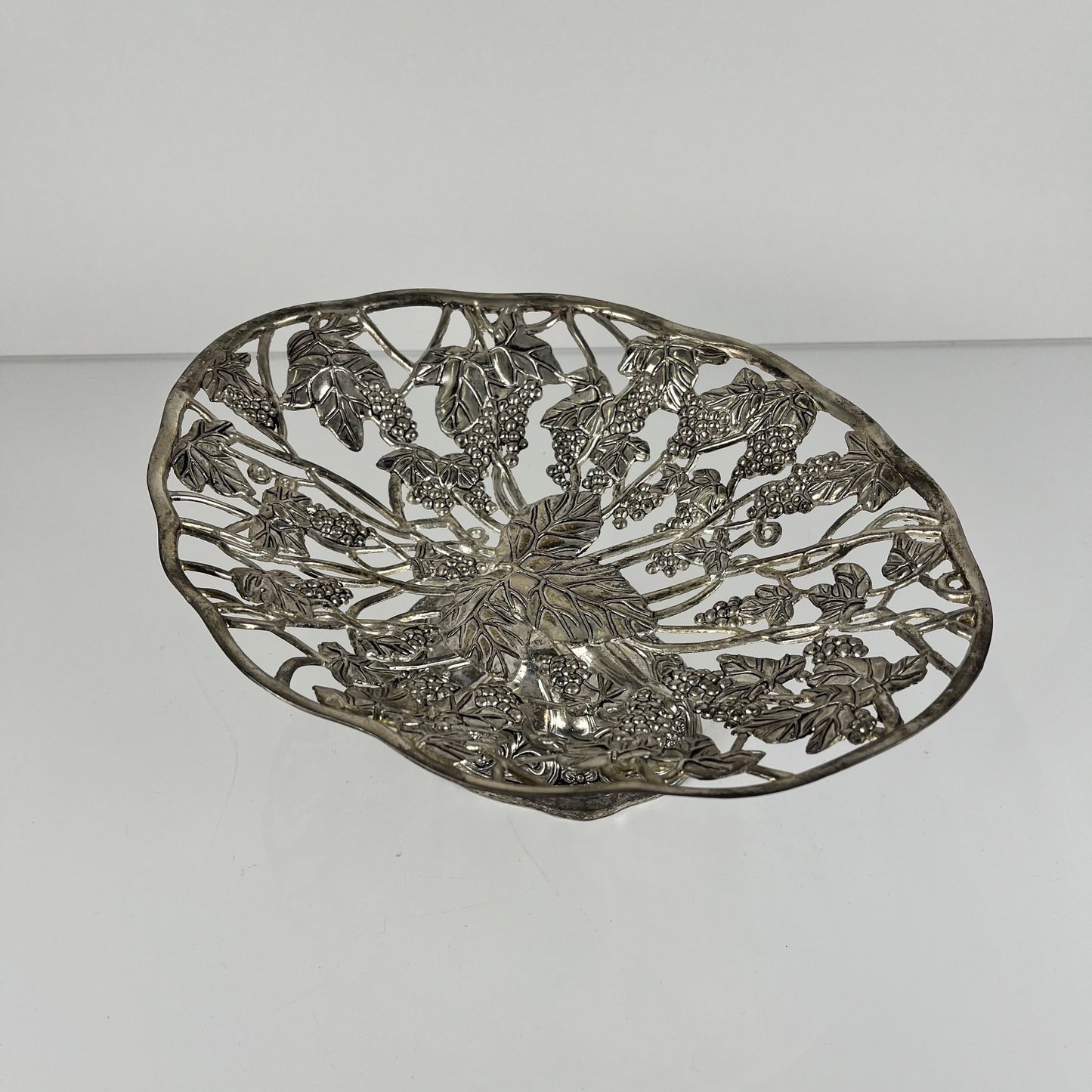 Coupe en métal ajouré motif feuille de vigne et raisin, XX eme s.