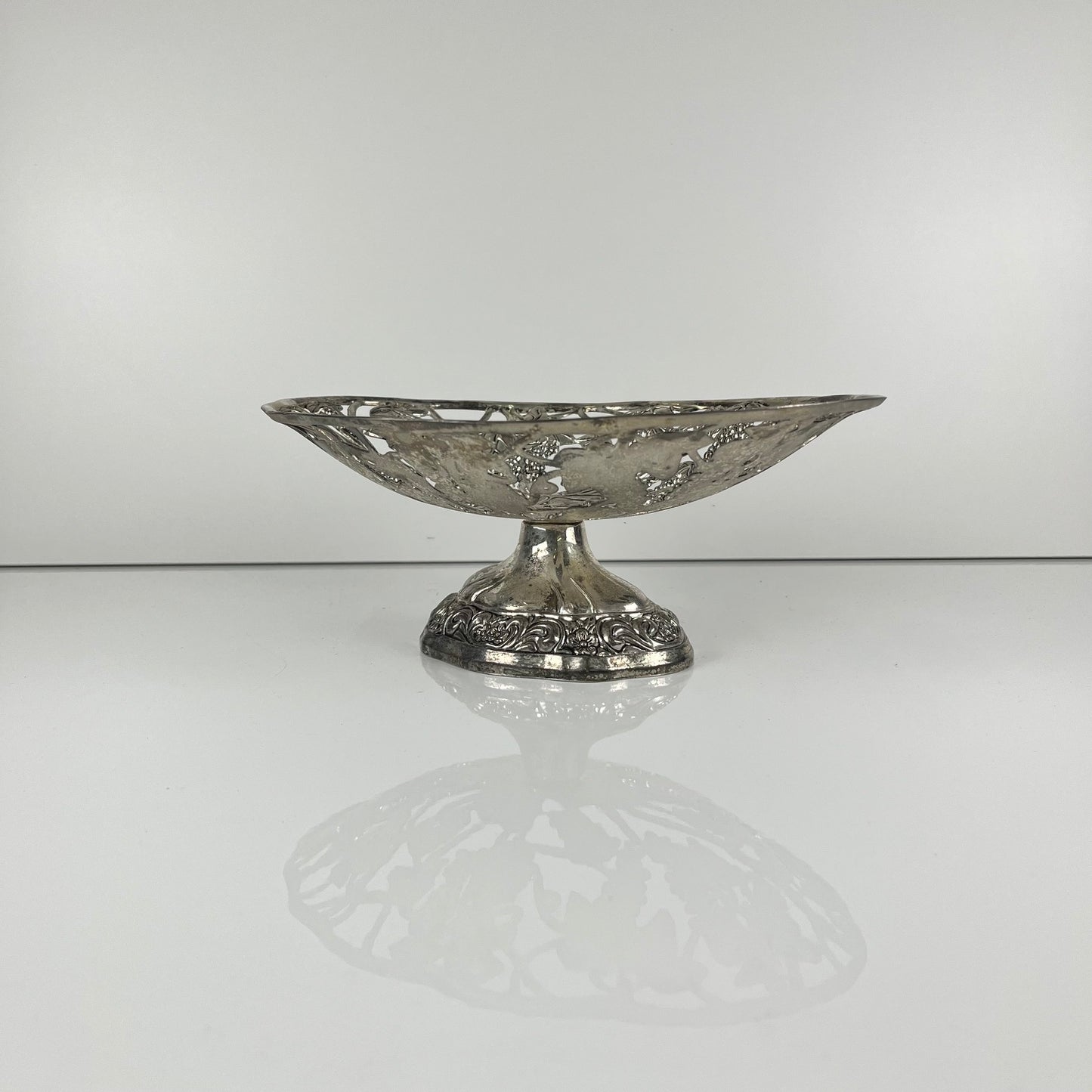Coupe en métal ajouré motif feuille de vigne et raisin, XX eme s.