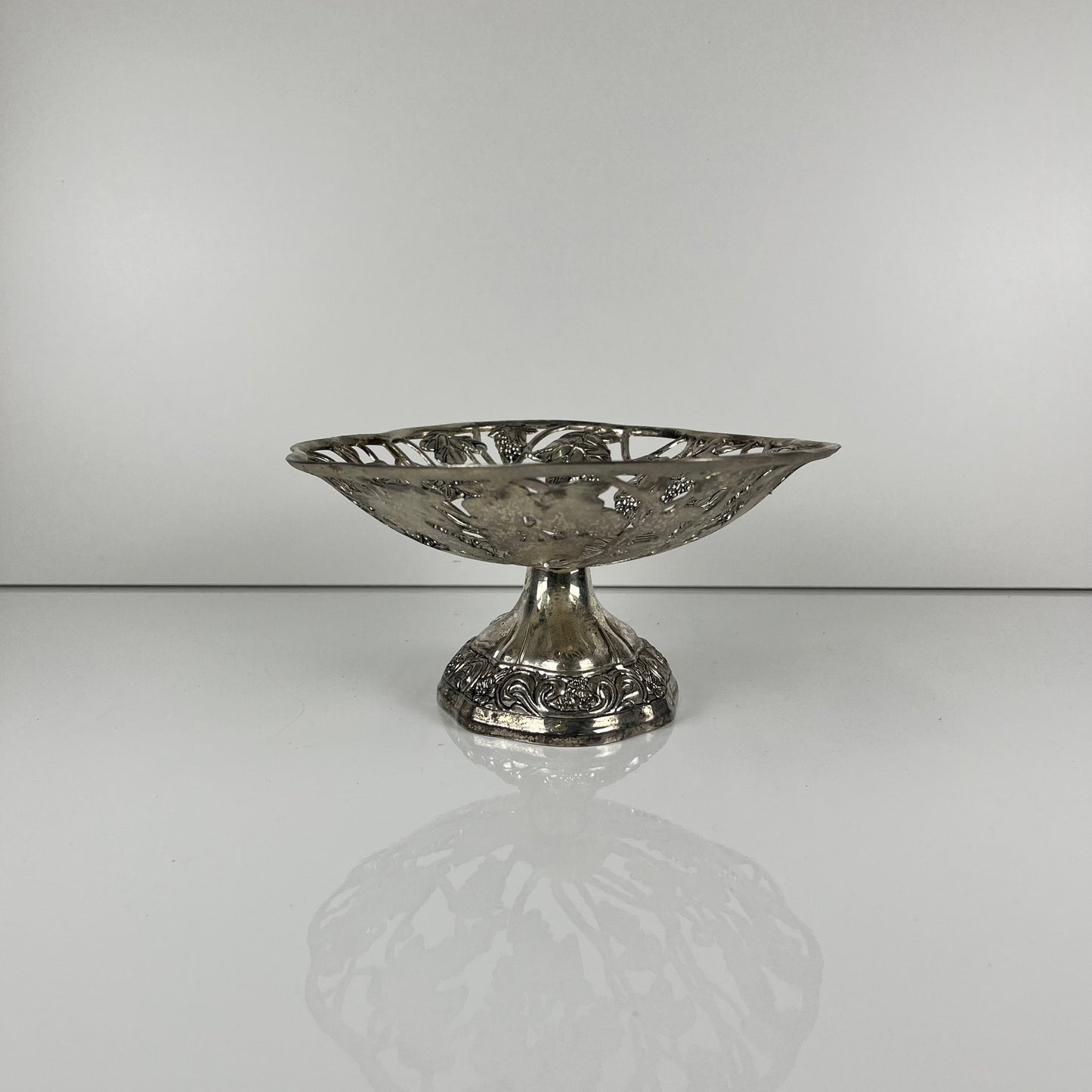 Coupe en métal ajouré motif feuille de vigne et raisin, XX eme s.