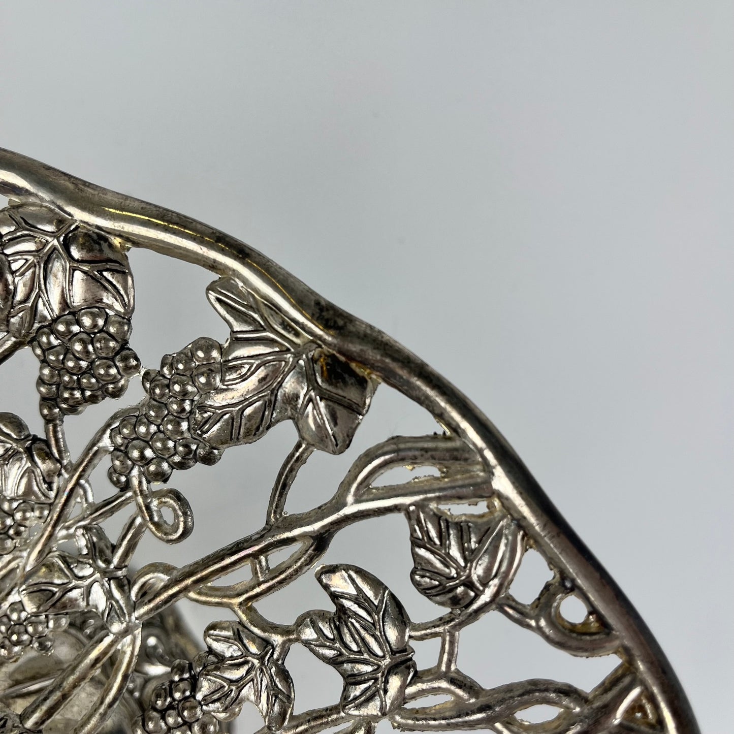 Coupe en métal ajouré motif feuille de vigne et raisin, XX eme s.