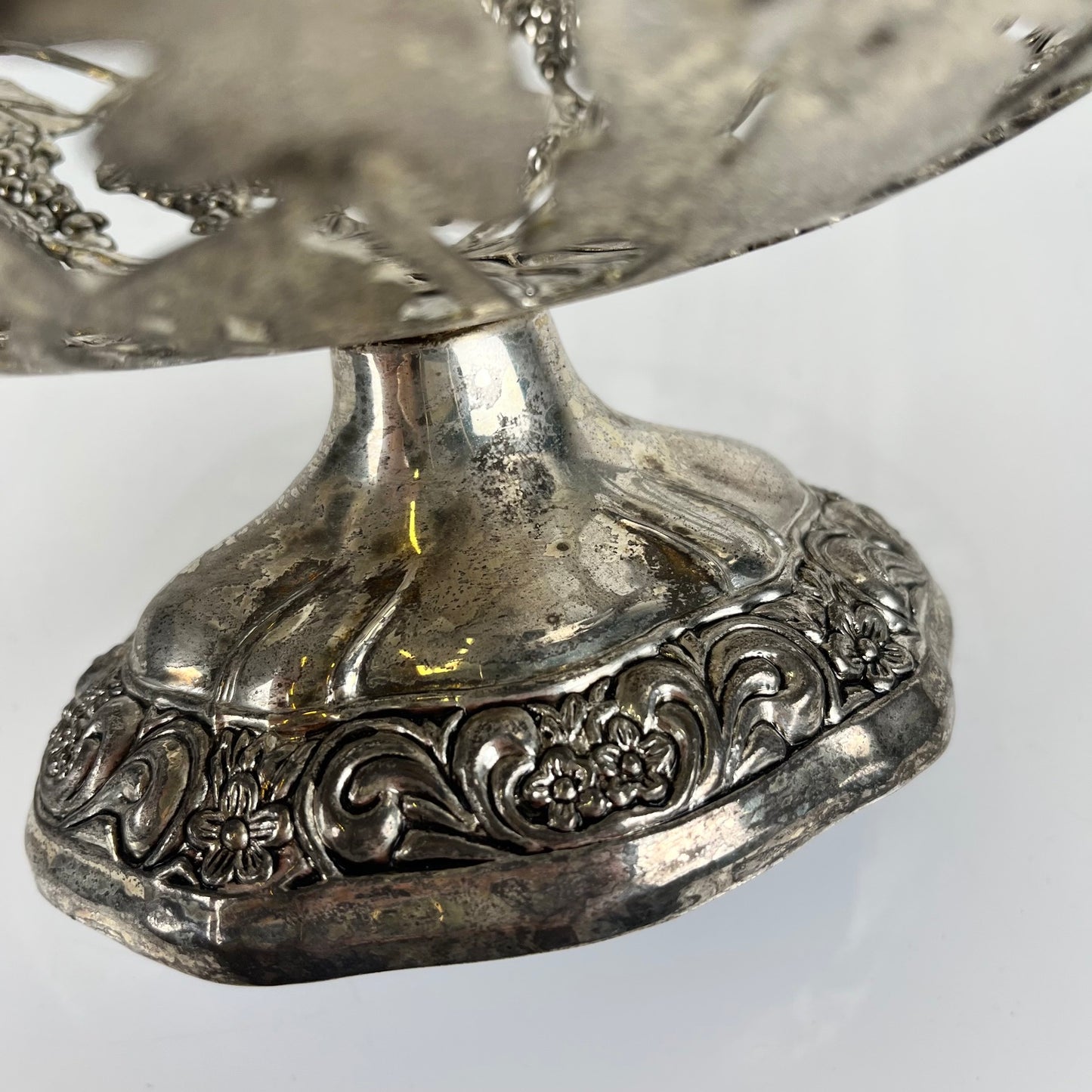 Coupe en métal ajouré motif feuille de vigne et raisin, XX eme s.