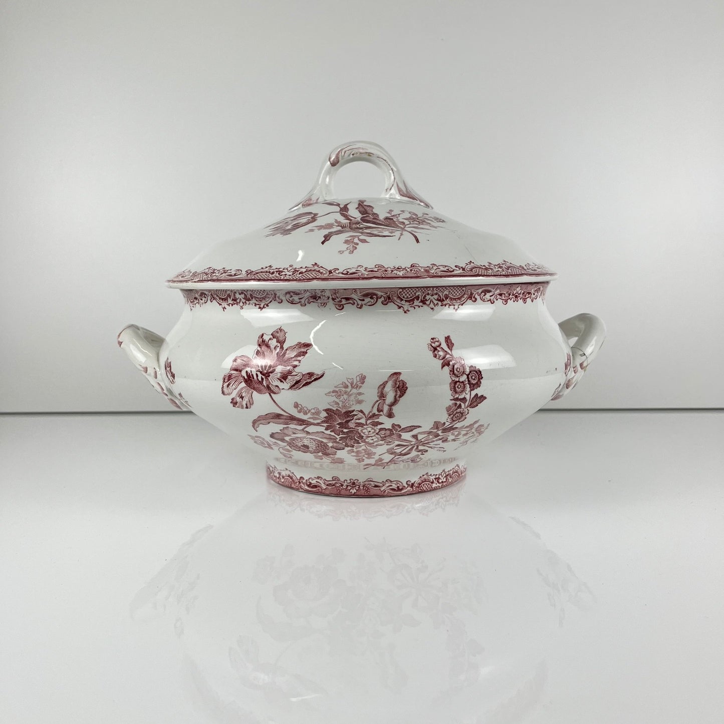 Sarreguemines tureen, "Fontange" model, red, 1918-1950