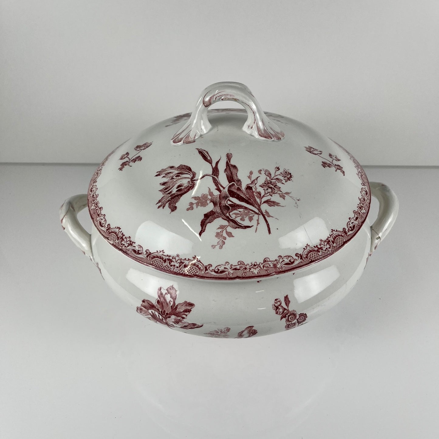 Sarreguemines tureen, "Fontange" model, red, 1918-1950