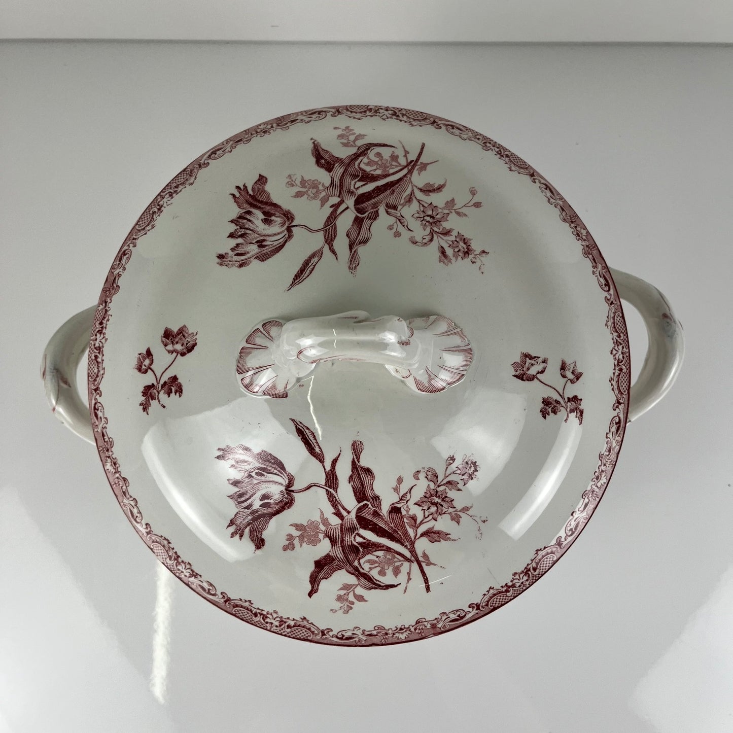 Sarreguemines tureen, "Fontange" model, red, 1918-1950