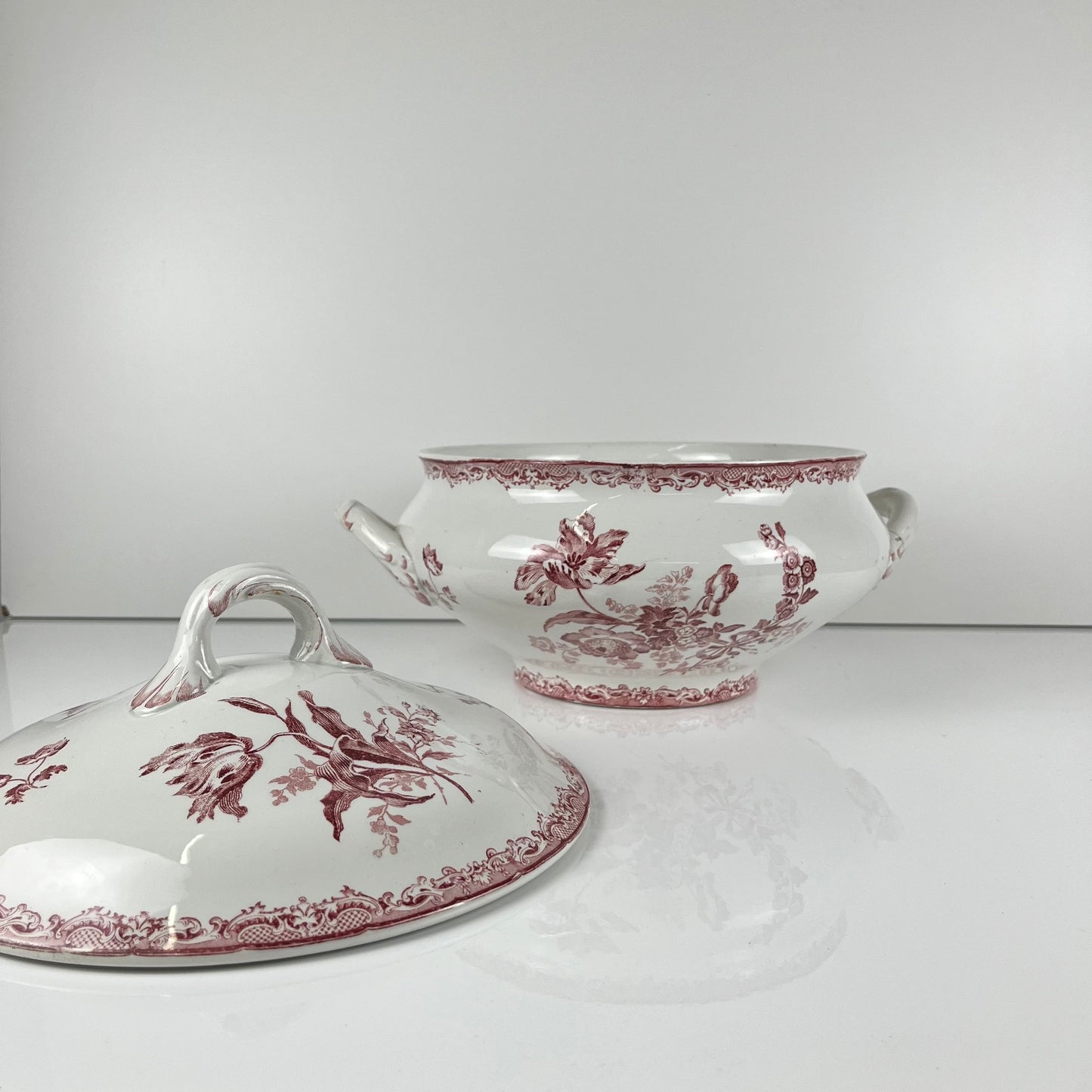 Sarreguemines tureen, "Fontange" model, red, 1918-1950