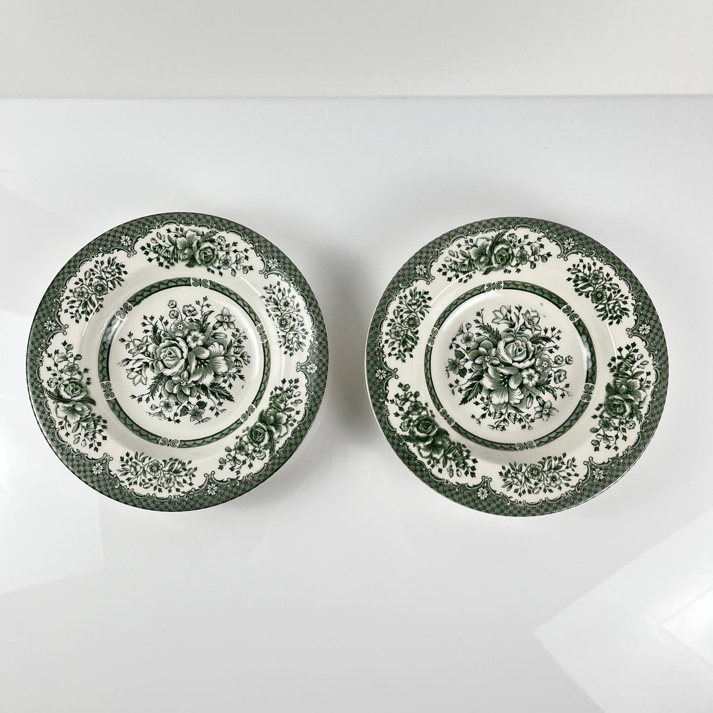 2 assiettes creuses anciennes faïence anglaise verte, fin XIXe