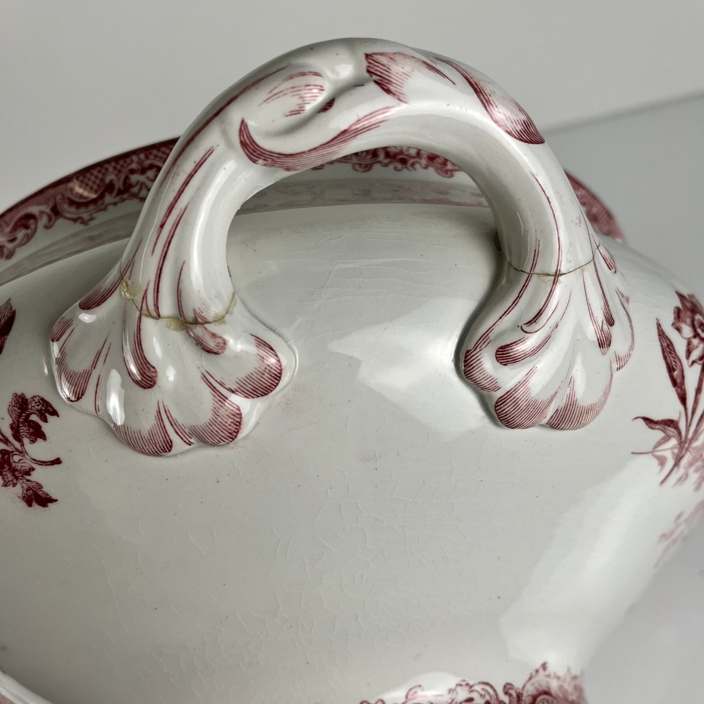 Sarreguemines tureen, "Fontange" model, red, 1918-1950