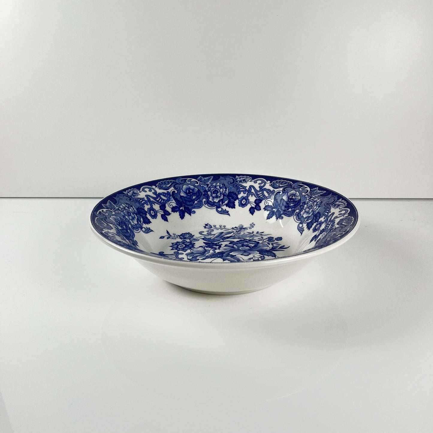 Saladier en faïence bleue, décor floral et oiseaux, début XXe
