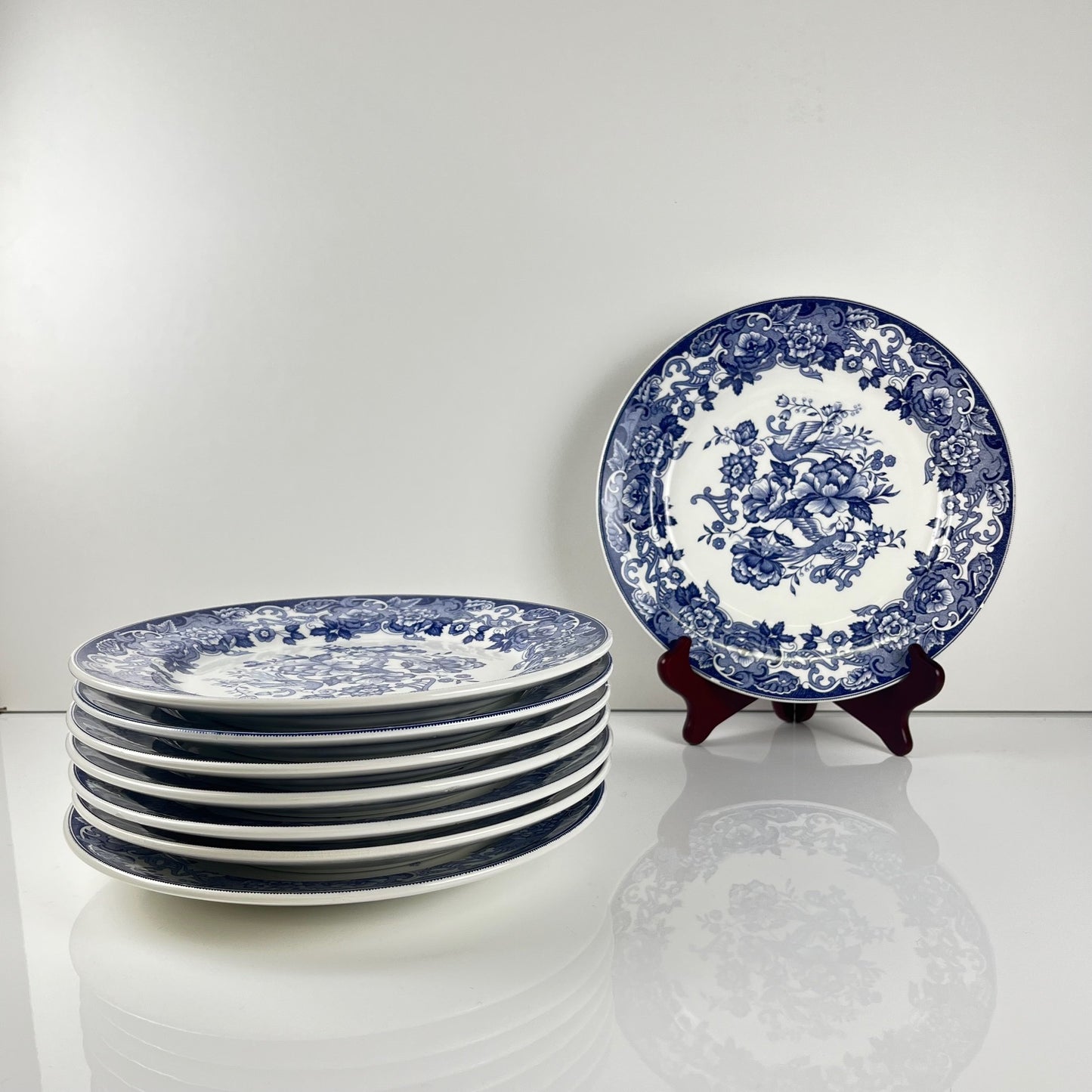 Set of 8 blue earthenware dinner plates with floral and bird decoration, early 20th century