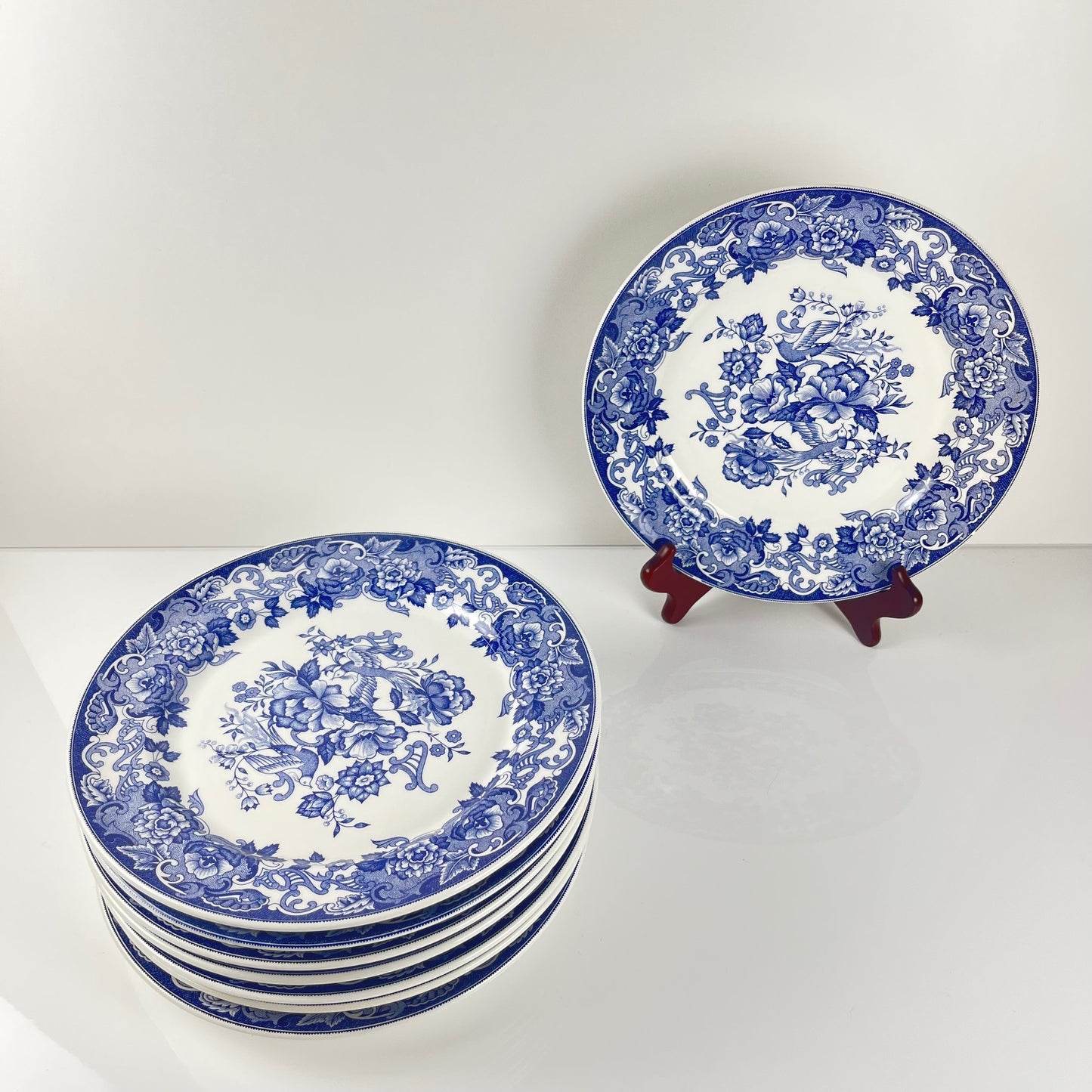 Set of 8 blue earthenware dinner plates with floral and bird decoration, early 20th century